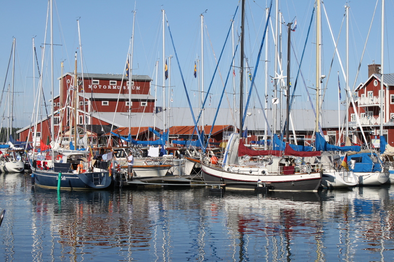 Segelbåtar i Motala hamn. I bakgrunden syns Motala Motormuseum och Hotell Nostalgi