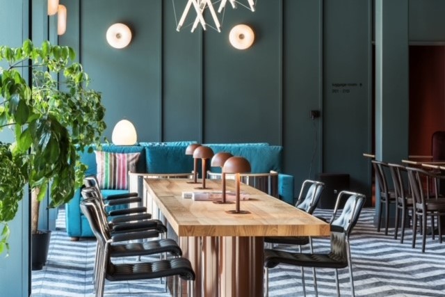 Ett långt bord med stolar i Best Western and hotel Linköpings lounge