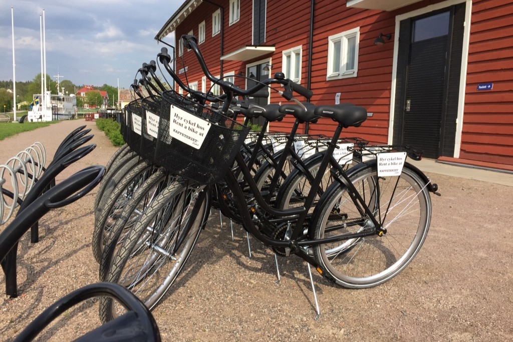Cyklar står parkerade framför Kaffeteriet i Borensberg
