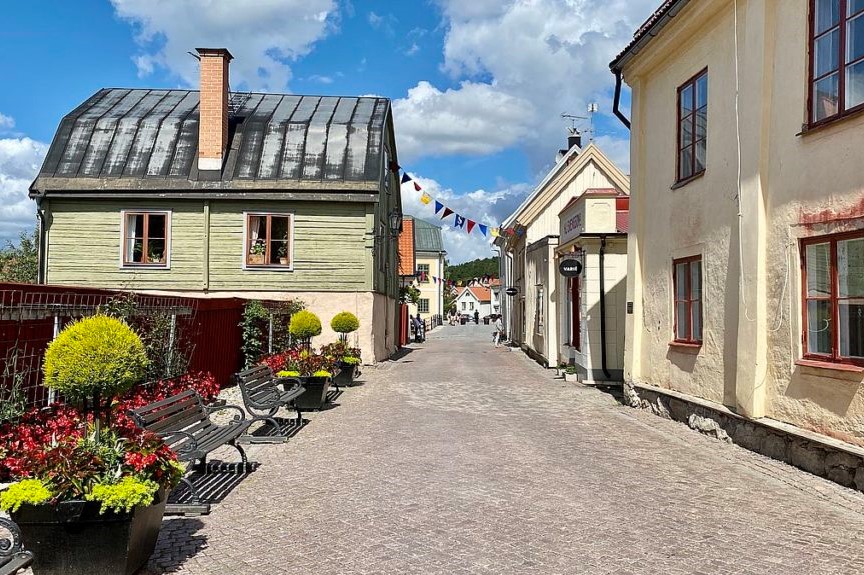 En gata med små hus i centrala Söderköping